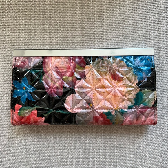 Geometric Floral Wallet - Picture 2 of 4